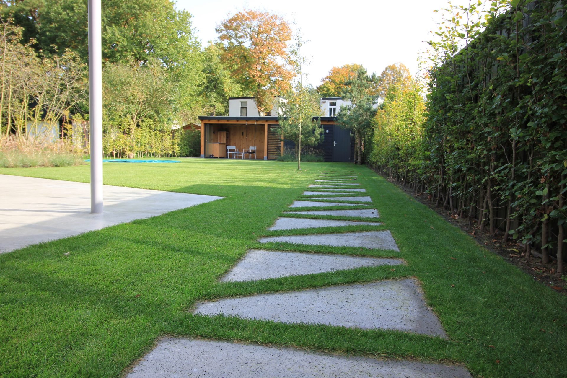 Pad door de tuin naar overdekt terras Bilthoven Jeroen Hamers